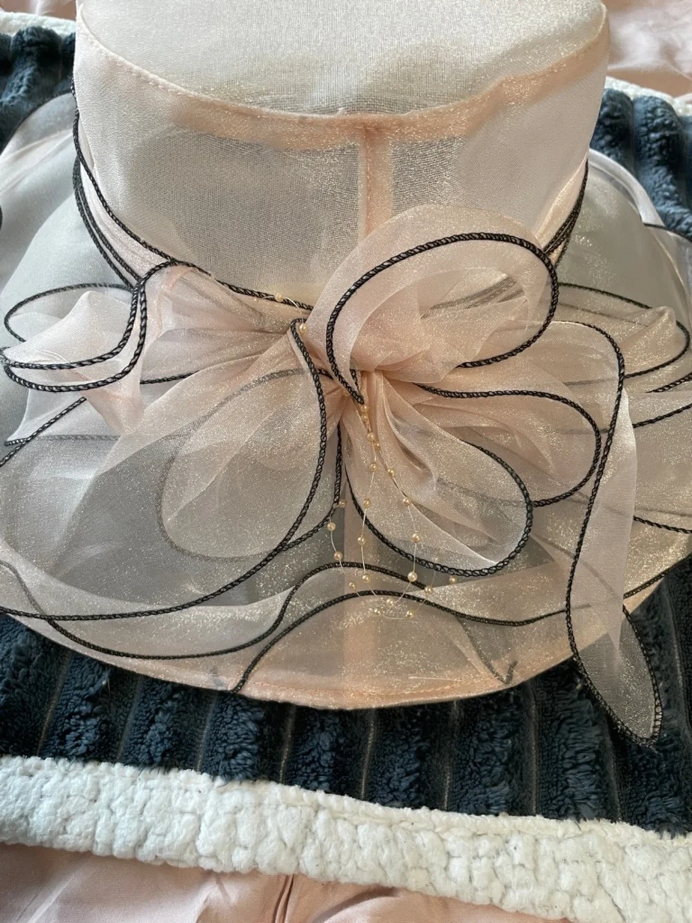 Kentucky Derby Vintage Elegant Women's Light Pink Sheer Organza Wide-Brim Hat - Picture 2 of 5